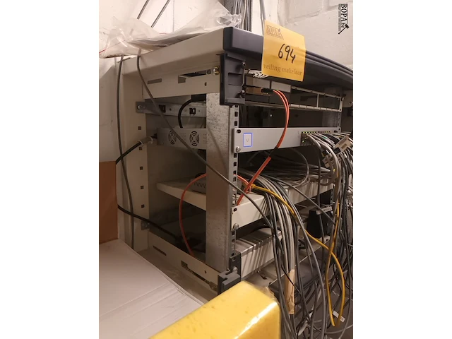 Lot 694 - serverkast - afbeelding 2 van  3