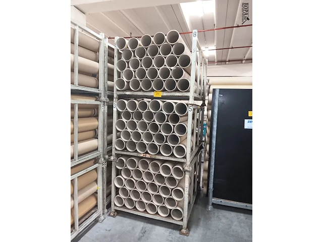 Lot 695 - stapelbak met kartonnen kokers. 3 stuks - afbeelding 1 van  1