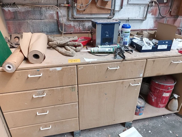 Lot 695 - werkbank met inhoud - afbeelding 1 van  3