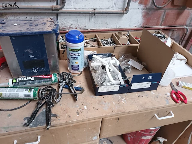 Lot 695 - werkbank met inhoud - afbeelding 3 van  3