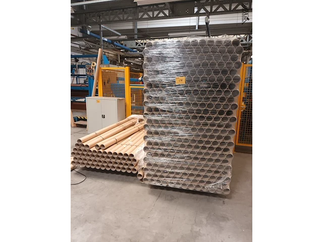 Lot 698 - kartonnen buizen. 2 palletten - afbeelding 1 van  2