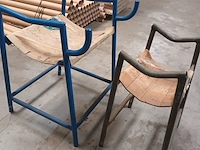 Lot 699 - metalen bankjes. 2 stuks - afbeelding 3 van  3