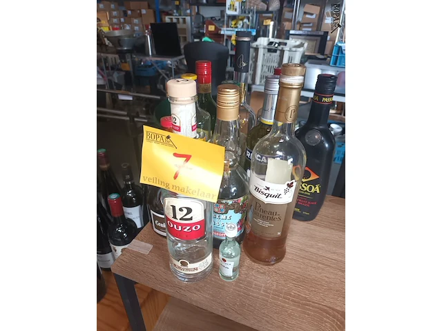 Lot 7 - aangebroken flessen drank. 12 stuks - afbeelding 1 van  2