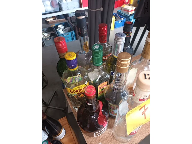 Lot 7 - aangebroken flessen drank. 12 stuks - afbeelding 2 van  2