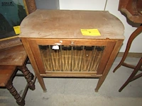 Lot 7 - antieken vitrinekastje
