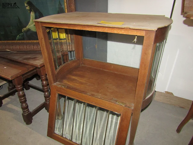Lot 7 - antieken vitrinekastje - afbeelding 2 van  2