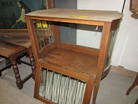 Lot 7 - antieken vitrinekastje - afbeelding 2 van  2