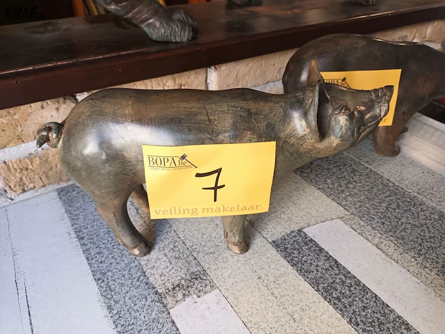 Lot 7 - bronzen varken pierre chenet - afbeelding 1 van  4