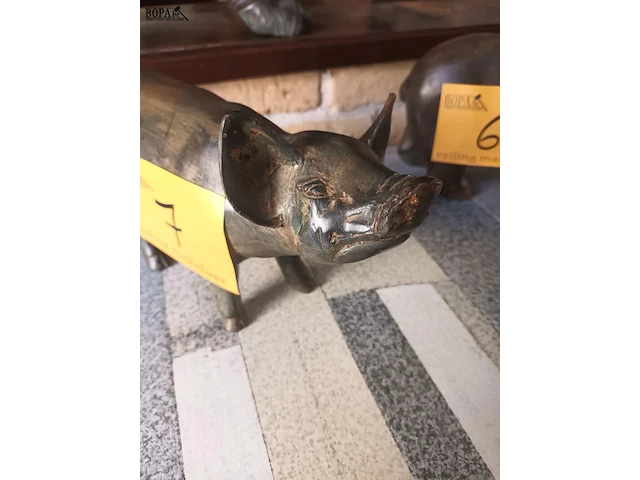 Lot 7 - bronzen varken pierre chenet - afbeelding 2 van  4