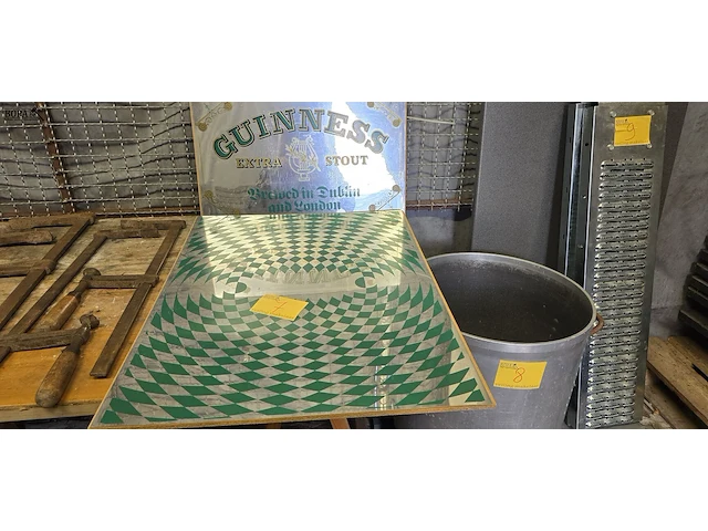 Lot 7 - deco guinnes in aluminium - afbeelding 1 van  4