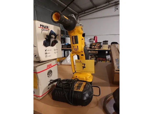 Lot 7 - dewalt accu haakse slijper - afbeelding 1 van  4