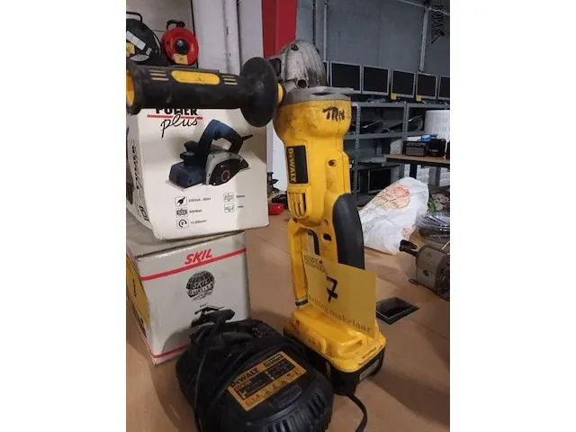 Lot 7 - dewalt accu haakse slijper - afbeelding 2 van  4