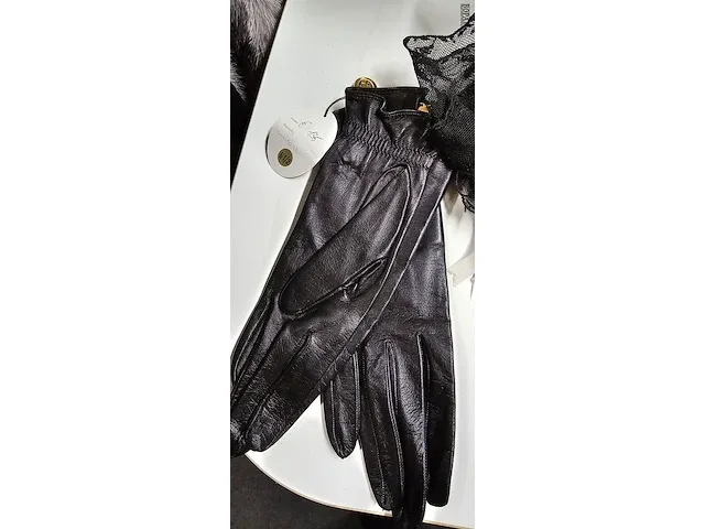Lot 7 - elegant nieuwe handschoenen christian d’ior - afbeelding 5 van  5