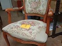 Lot 7 - geborduurde 1-zit met leuningen