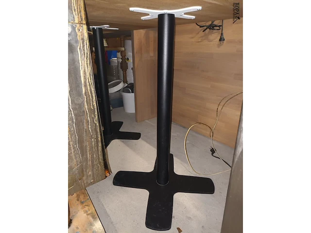 Lot 7 - hoge tafels. 5 stuks - afbeelding 3 van  4