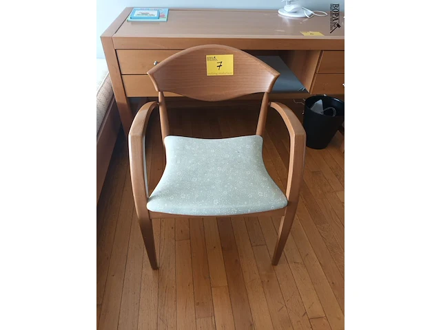 Lot 7 - houten armstoel - afbeelding 1 van  3