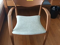 Lot 7 - houten armstoel