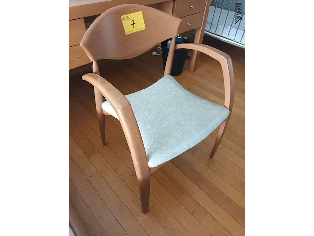 Lot 7 - houten armstoel - afbeelding 2 van  3