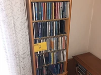 Lot 7 - houten cd kastje met inhoud. 2 stuks
