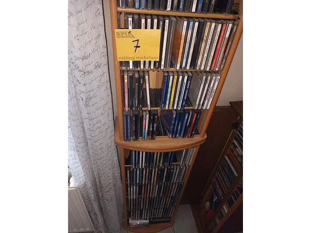Lot 7 - houten cd kastje met inhoud. 2 stuks - afbeelding 2 van  4
