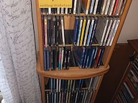 Lot 7 - houten cd kastje met inhoud. 2 stuks - afbeelding 2 van  4