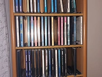 Lot 7 - houten cd kastje met inhoud. 2 stuks - afbeelding 3 van  4