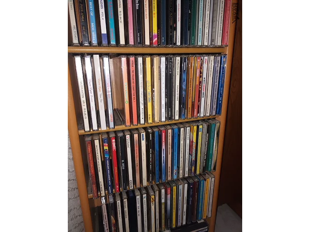 Lot 7 - houten cd kastje met inhoud. 2 stuks - afbeelding 4 van  4