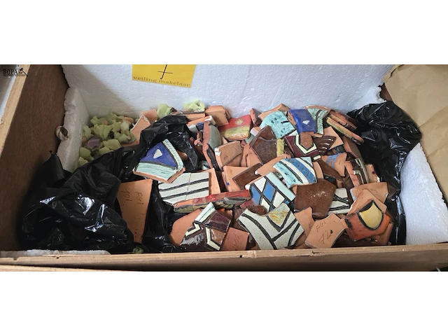 Lot 7 - kist met genummerde stukken beschilderd op terracotta - afbeelding 1 van  3
