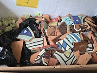 Lot 7 - kist met genummerde stukken beschilderd op terracotta