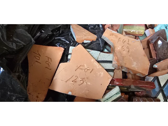 Lot 7 - kist met genummerde stukken beschilderd op terracotta - afbeelding 2 van  3