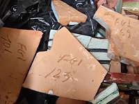 Lot 7 - kist met genummerde stukken beschilderd op terracotta - afbeelding 2 van  3