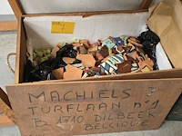 Lot 7 - kist met genummerde stukken beschilderd op terracotta - afbeelding 3 van  3