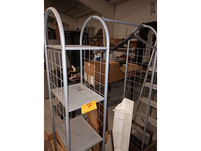 Lot 7 - kledingrek op wielen - afbeelding 1 van  3