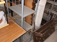 Lot 7 - kledingrek op wielen - afbeelding 2 van  3