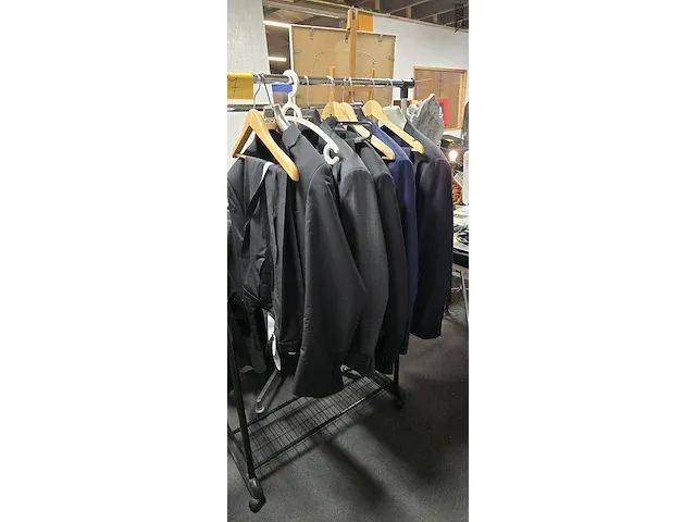Lot 7 - kostuums jas en broek 5 stuks - afbeelding 1 van  11