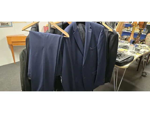 Lot 7 - kostuums jas en broek 5 stuks - afbeelding 10 van  11