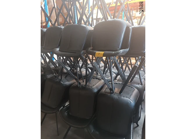 Lot 7 - lederen horeca stoelen hilma. 49 stuks - afbeelding 1 van  6