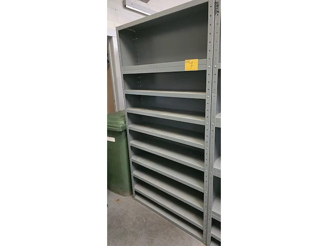 Lot 7 - open metalen kast met 9 legplanken. - afbeelding 1 van  1