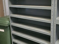 Lot 7 - open metalen kast met 9 legplanken.