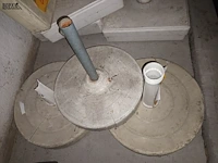 Lot 7 - parasolvoet. 3 stuks - afbeelding 2 van  2
