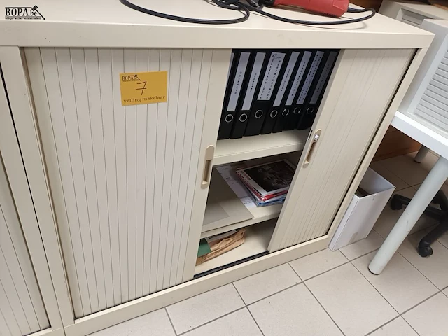 Lot 7 - roldeurkast - afbeelding 2 van  3