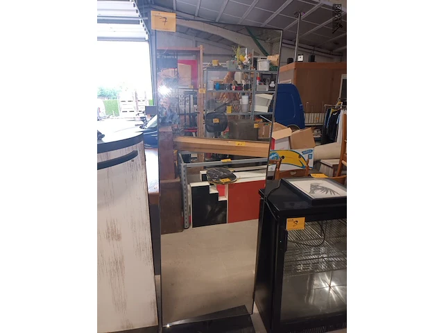 Lot 7 - spiegel op voet van guess - afbeelding 1 van  4