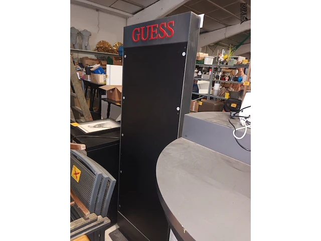 Lot 7 - spiegel op voet van guess - afbeelding 4 van  4