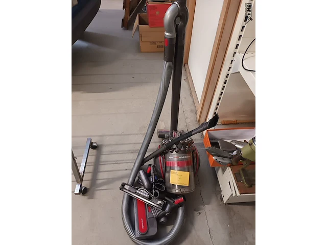 Lot 7 - stofzuiger dyson - afbeelding 1 van  4