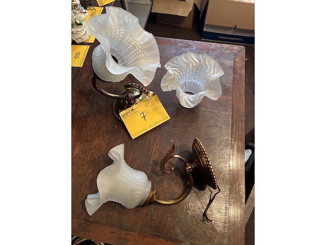 Lot 7 - wandlichten in koper melkglas, 2 stuks met 3 kapjes - afbeelding 1 van  2