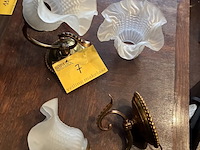 Lot 7 - wandlichten in koper melkglas, 2 stuks met 3 kapjes - afbeelding 1 van  2