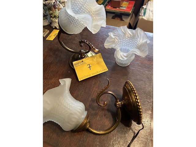Lot 7 - wandlichten in koper melkglas, 2 stuks met 3 kapjes - afbeelding 2 van  2