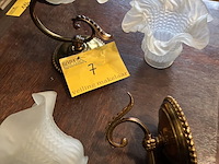 Lot 7 - wandlichten in koper melkglas, 2 stuks met 3 kapjes - afbeelding 2 van  2