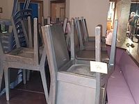 Lot 70 - houten stoelen. 31 stuks - afbeelding 1 van  3