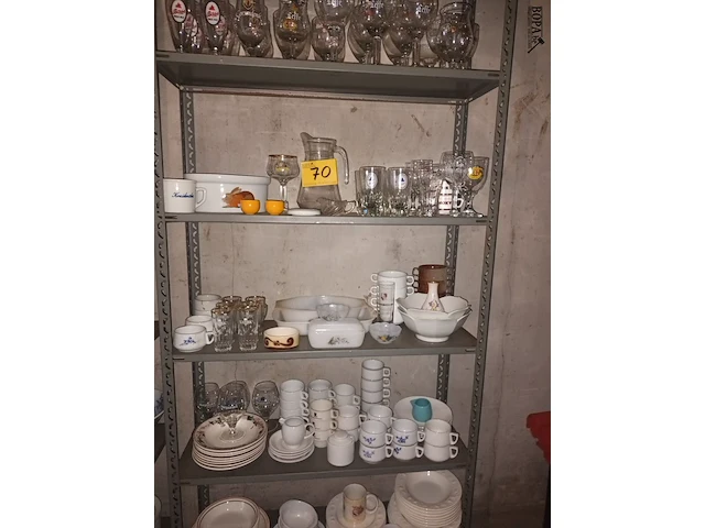 Lot 70 - huisraad. inhoud rek - afbeelding 1 van  5